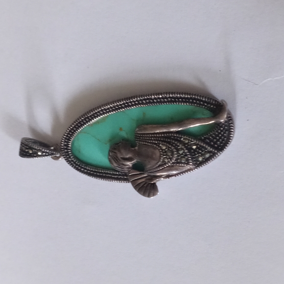 A turquoise and sparkly lady. Art deco. Dressed in a low cut dress, with a fan. - Picture 2 of 4